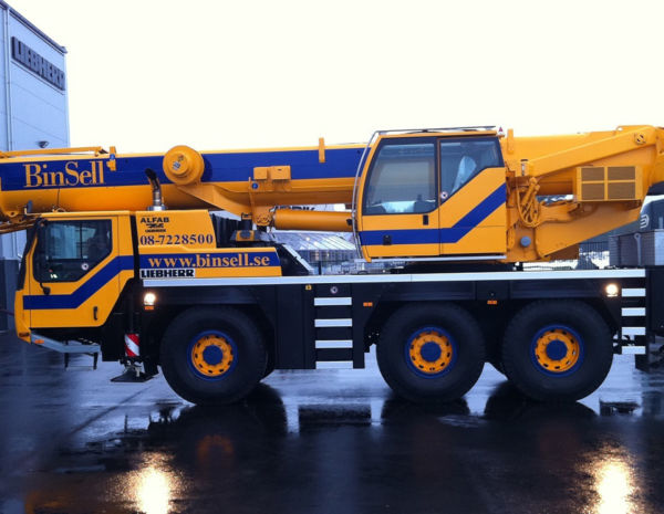 Liebherr-LTM1055-cropped